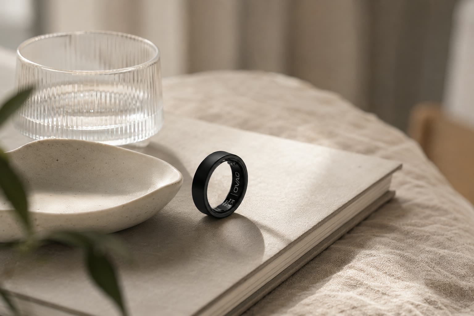 Smart ring OVAO-07 Onyx na jasnej książce