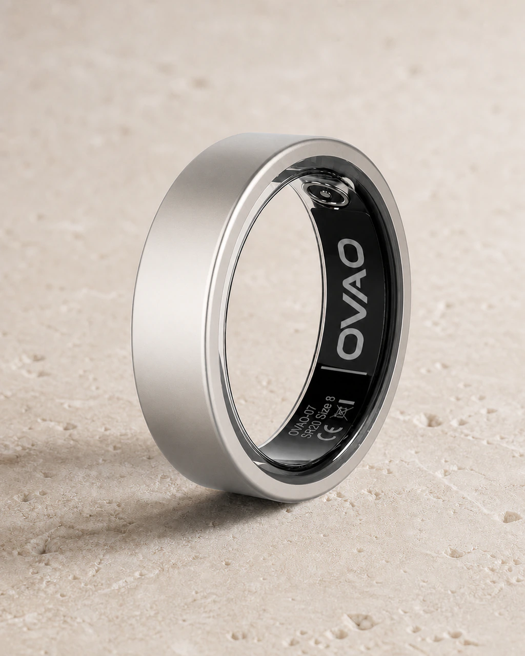 Smart ring OVAO-07 Tytan na jasnym kamieniu — gładkie, srebrzyste wykończenie tytanowe